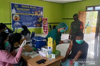 TNI lakukan pendampingan vaksinasi COVID-19 warga Deiyai Papua