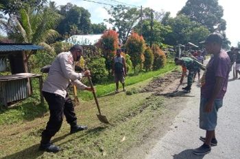 TNI/Polri bersama warga Urfas 3 Waropen Papua bersihkan bahu jalan
