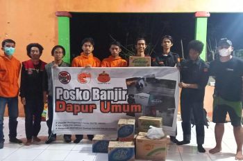 IKA Geologi Unhas ikut berbagi bantuan kepada korban banjir