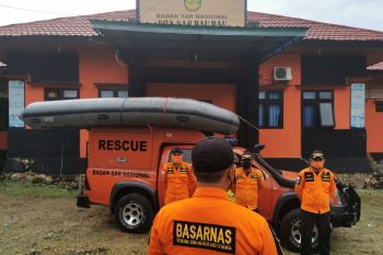 Longboat terbalik dihempas ombak satu orang nelayan hilang di Buton akibat angin kencang