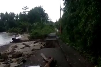 Jalan poros Mamuju-Tapalang terputus karena abrasi