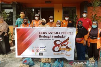 Meriahkan HUT ke-84, ANTARA Riau bagi-bagi sembako ke penyapu jalan