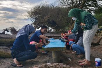 Tim mahasiswa UNY meningkatkan pengelolaan Pantai Pandansari Bantul
