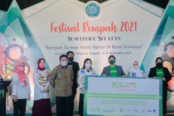 Grab salurkan bantuan paket sembako di Sumsel