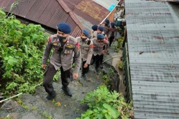 SAR Brimob Polda Sulut lakukan penanganan di lokasi terdampak cuaca ekstrem