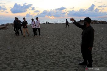 Seluruh tempat usaha di daerah ini wajib tutup saat Shalat Maghrib