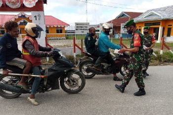 TNI bagikan masker kepada warga Deiyai Papua