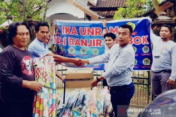 IKA Unram turun berbagi bantuan korban banjir Lombok Barat