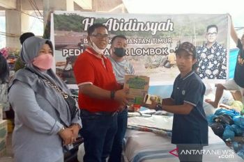 Warga Kalimantan Timur membawa bantuan untuk korban banjir di Lombok
