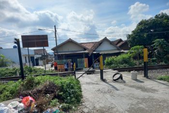 Pengendara ojol tertabrak kereta api di perlintasan pahlawan