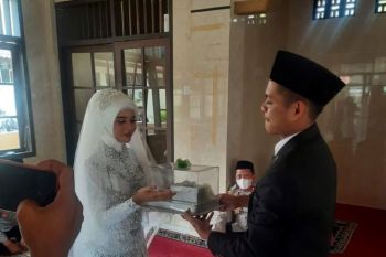 Meski dalam tahanan, pelaku kasus pencurian gelar pernikahan di Polres Lotim