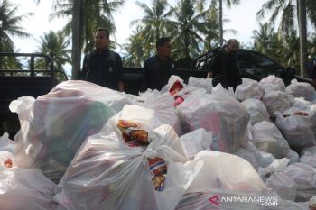 BI menyalurkan 1.000 paket sembako untuk korban banjir di Lombok Barat