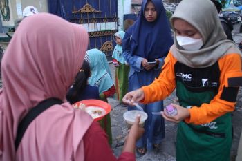 Tim Darling bagikan 200 paket bubur kacang hijau untuk penyintas erupsi Gunung Semeru
