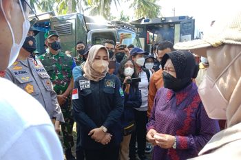 Mensos mengunjungi korban banjir dan serahkan bantuan di Lombok