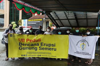 UII memberangkatkan dua truk logistik ke lokasi bencana Semeru