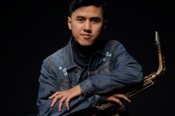 Ayom Satria memberi sentuhan orkestra dalam lagu "Farewell Love"
