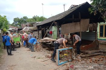 Polresta Mataram mengerahkan personel ke wilayah terisolasi banjir