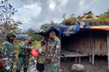 TNI bagikan sembako gratis warga Jila Mimika Papua