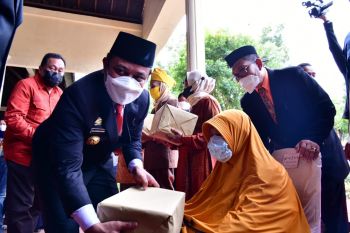 Plt Gubernur Sulsel beri tali asih veteran peringati Korban 40.000 Jiwa