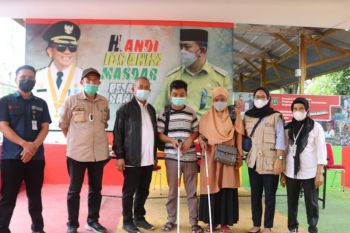 Kemensos salurkan bantuan kepada penyandang disabilitas di Polewali Mandar