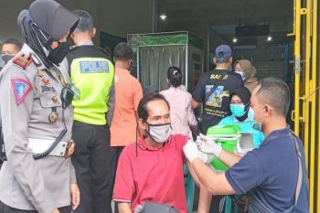 Vaksinasi keliling Polres Batang sasar pedagang pasar