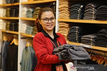 Sejumlah penyandang disabilitas bekerja penyalur fesyen Jepang