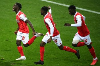 Stade de Reims kian sengsarakan juru kunci Saint-Etienne