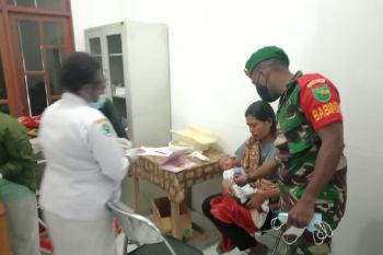 Prajurit TNI bantu layani Posyandu kepada warga Deiyai Papua