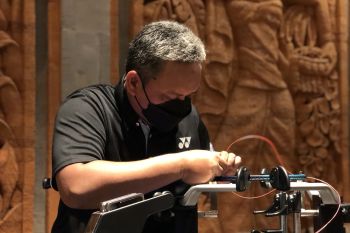 Kisah Taufik, tukang senar raket dari Senayan hingga Olimpiade