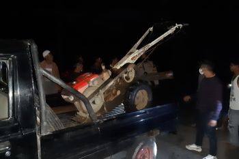 Panik pencuri traktor di Lombok Tengah tinggalkan mobil pick up