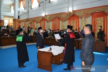 Erianto resmi dilantik menjadi Ketua DPRD Pasbar