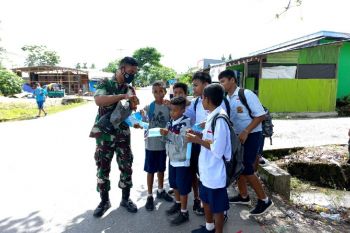 TNI bagikan masker ke siswa sekolah di Mimika Papua