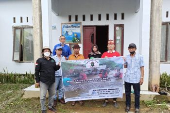 Dewan Adat Dayak Kalsel berikan bantuan banjir HST