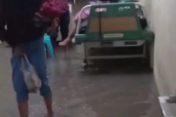 Ruang rawat inap di puskesmas Lombok Timur tergenang banjir