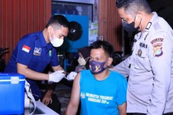 Polres Majene percepat vaksinasi COVID-19 dengan menyasar pasar malam dan kafe