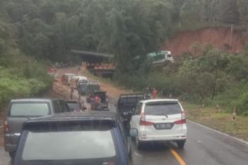 Wabup Manggarai Barat imbau warga antisipasi longsor di jalan Trans Flores