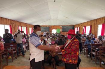 Bupati Jayawijaya apresiasi tiga kampung sumbang Rp300 juta