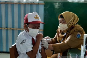 Sejumlah siswa SD menangis saat divaksinasi di Jaksel