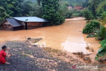 Banjir landa Dusun Tangah, dua rumah warga hanyut