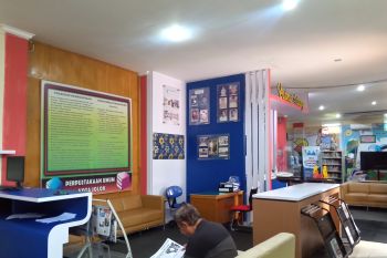Dinas Perpustakaan dan Arsip Solok antarkan buku bergulir ke rumah warga