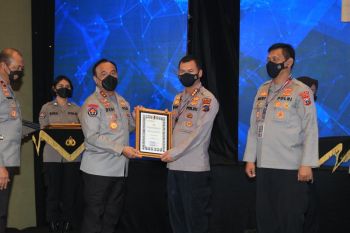 Polda Sumbar terima dua penghargaan dari Kadiv Humas Polri