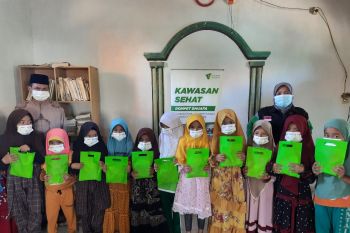 Dompet Dhuafa bagikan hygiene kit untuk para siswa