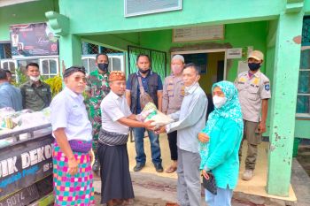 Pemkab Lombok Tengah memberikan bantuan sembako bagi korban banjir