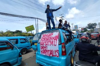 Sopir angkot di Makassar protes operasional teman bus