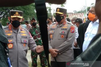 Kapolri Listyo Sigit tinjau vaksinasi massal di Kabupaten Konawe Selatan