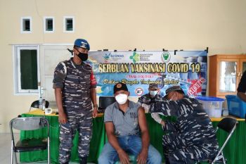 Serbuan vaksinasi maritim  Lantamal VIII Manado jangkau ratusan warga