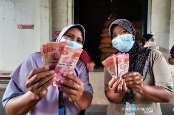 Buruh rokok di Kudus mulai cairkan BLT