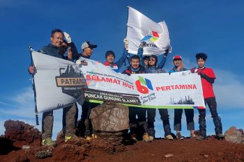 Patrapala kibarkan bendera Pertamina di puncak Gunung Slamet