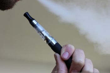 China melarang penjualan rokok elektrik rasa buah