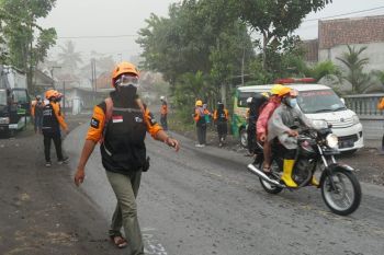 DMC Dompet Dhuafa bantu evakuasi warga dari guguran awan panas Semeru